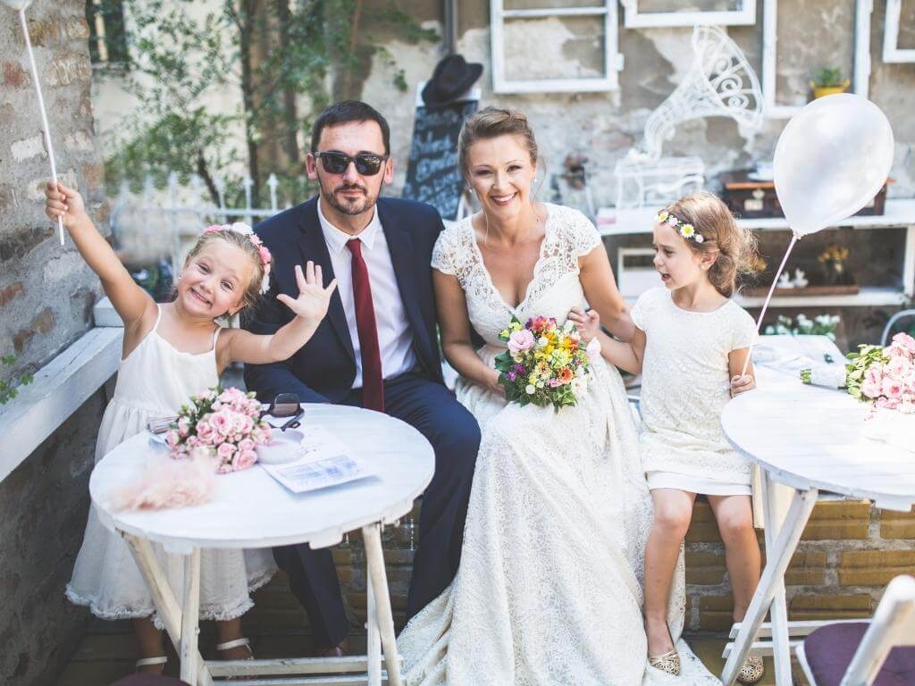 Hochzeitsfoto Idee mit Kindern: Brautpaar und Kinder machen gemeinsam lustige Gesichter