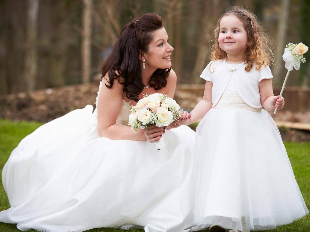 Hochzeitsfoto Idee mit Kind: Braut hält die Hand der Tochter, die einen Feenstab in der Hand hält
