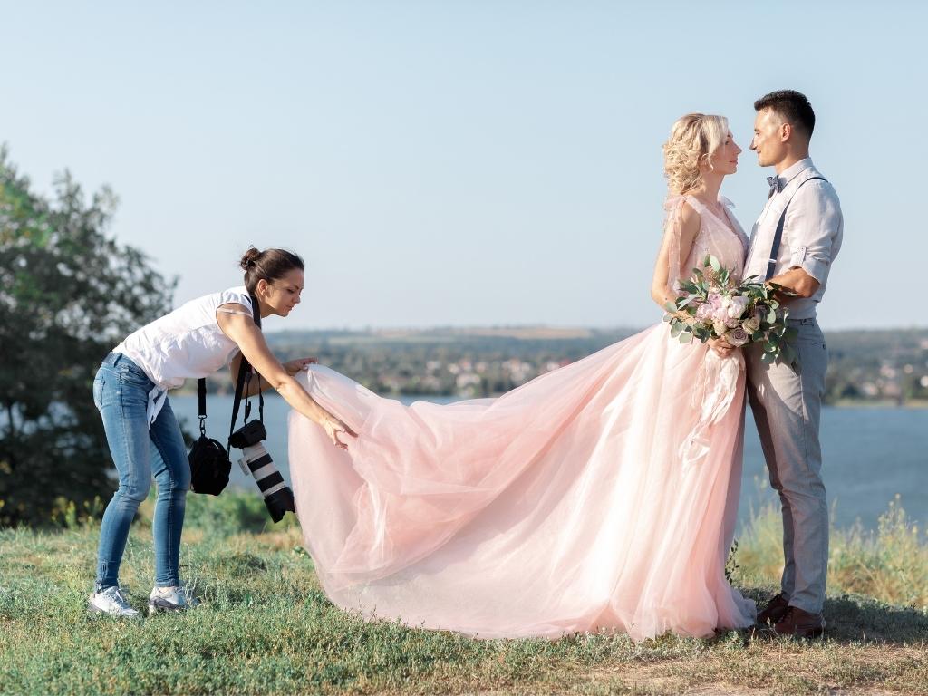 Brautpaar mit ihrer Hochzeitsfotografin beim Brautpaarshooting