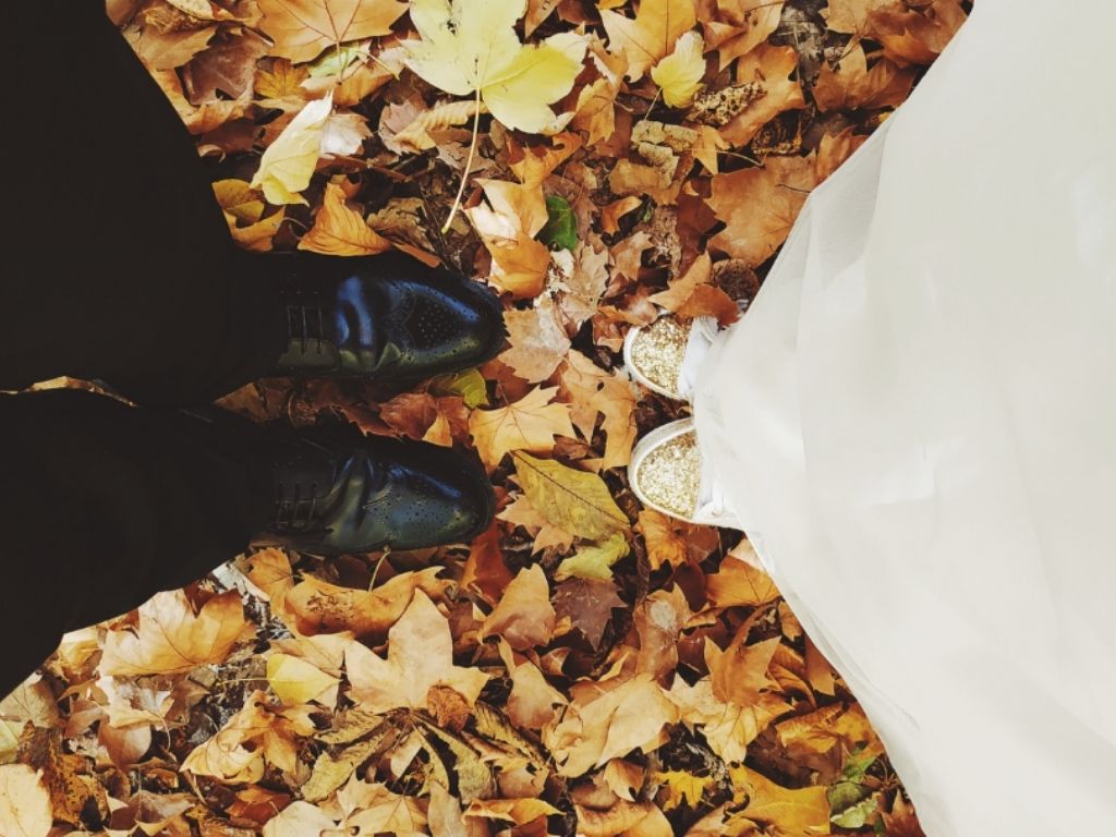 Hochzeitsfotos im Herbst mit bunten Blättern