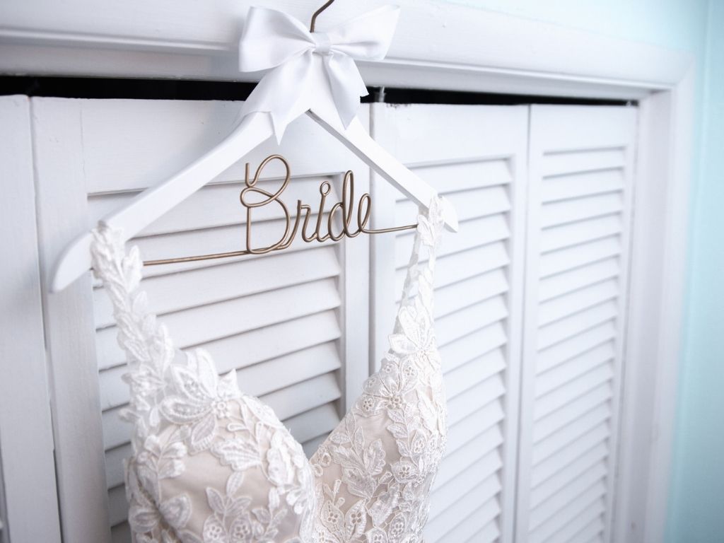 Getting Ready Hochzeit - Nicht vergessen Fotos vom hängenden Brautkleid machen