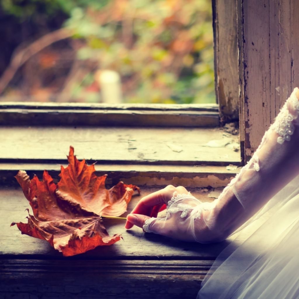 Hochzeitsfotos im Herbst am Fenster