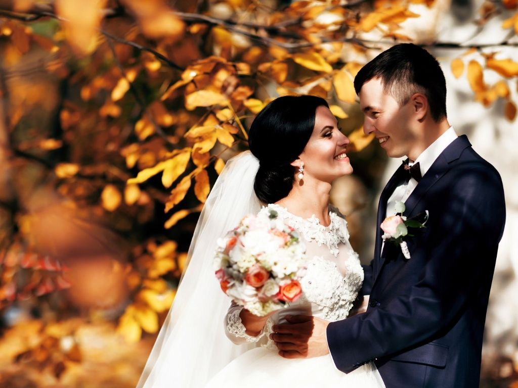 Hochzeitsfotos im Herbst Inspirationen bunte Blätter