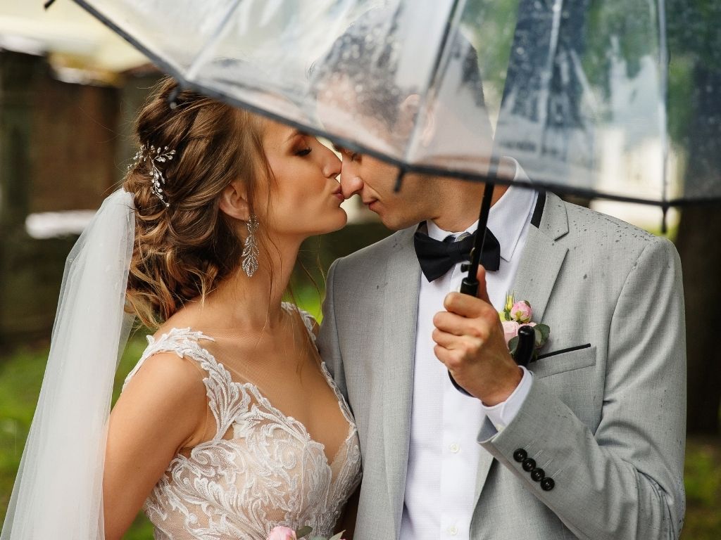 Hochzeitsfotos im Regen - Tipp: Nutzt den Regenschirm als Accessoire
