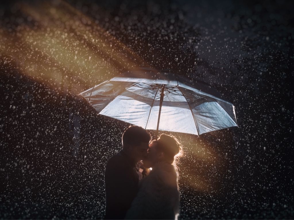 Hochzeitsfotos im Regen - Tipp spielt mit dem Licht des Regen