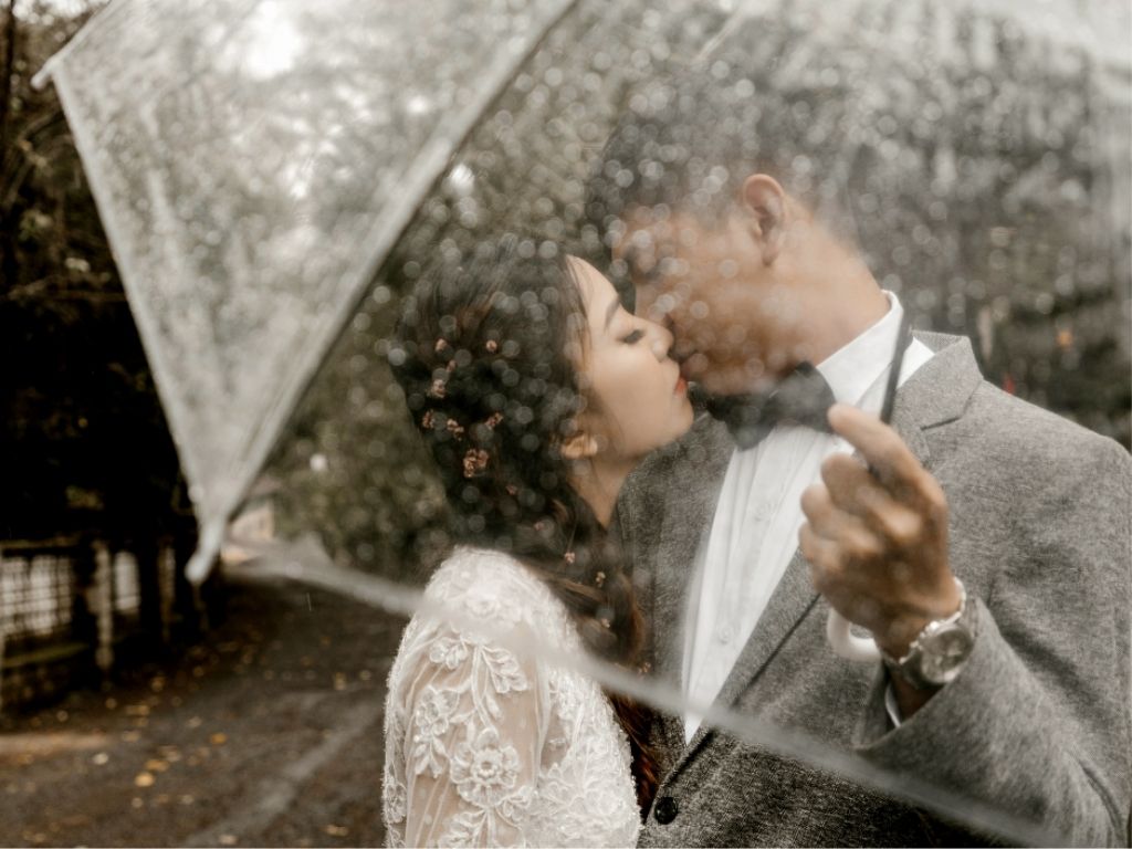 Hochzeitsfotos im Regen - So werden sie wunderschön