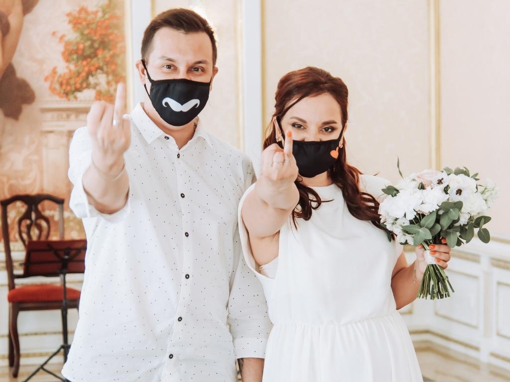 Hochzeit feiern während Corona Ideen - Brautpaar mit individuellen Masken