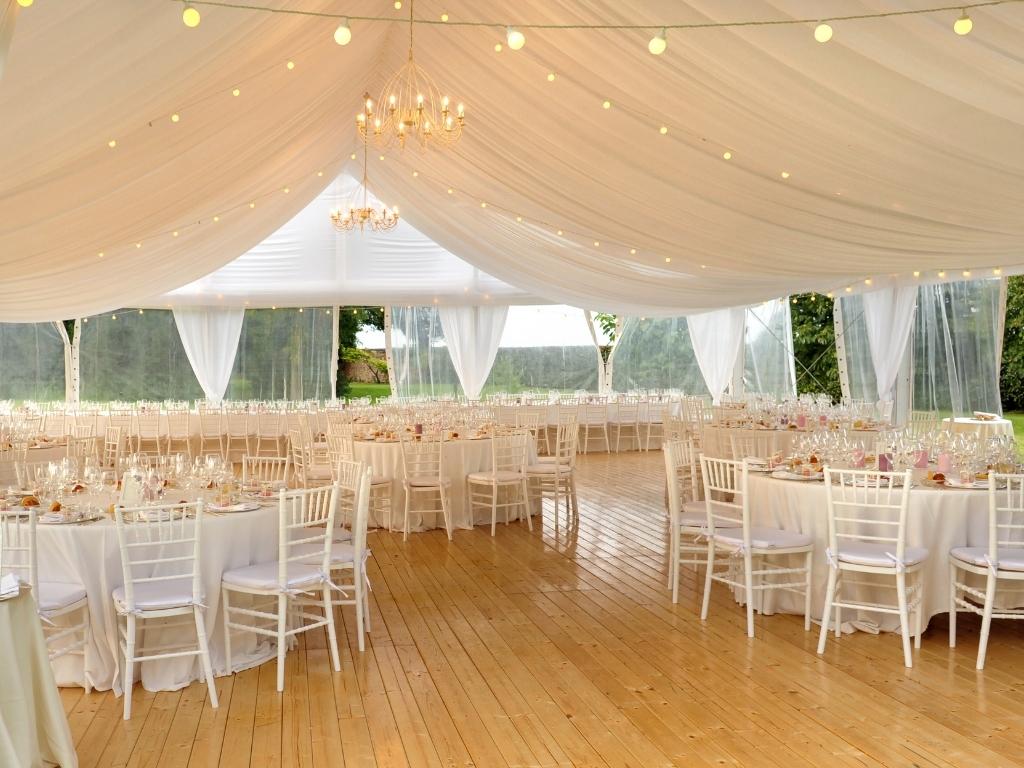 Gartenhochzeit mit Zelt