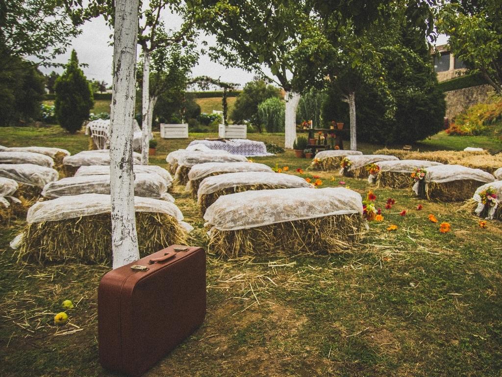 Gartenhochzeit mit rustikalen Sitzgelegenheiten