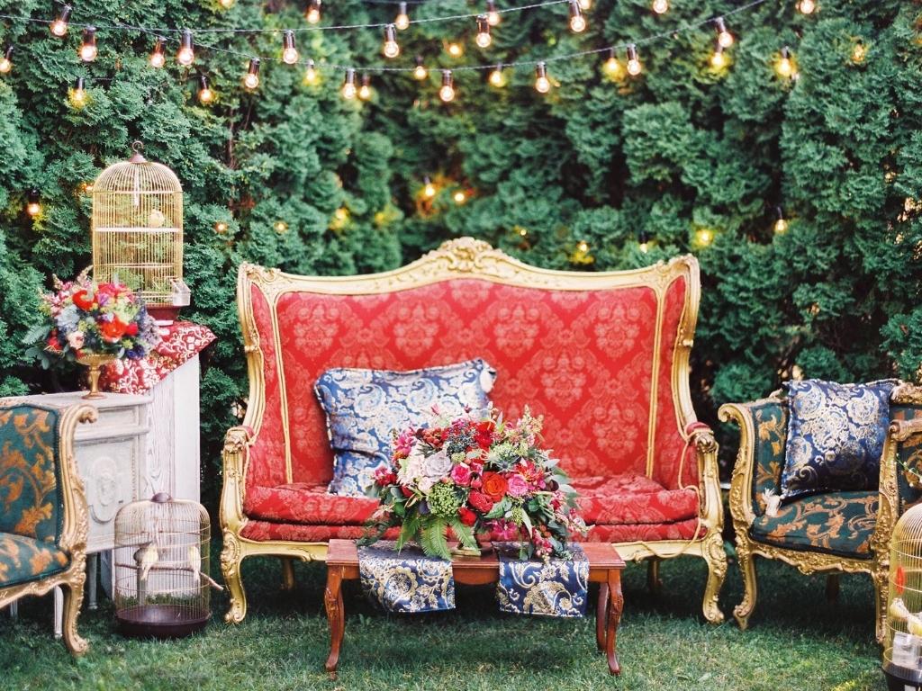 Gartenhochzeit mit Lounges machen es gemütlicher