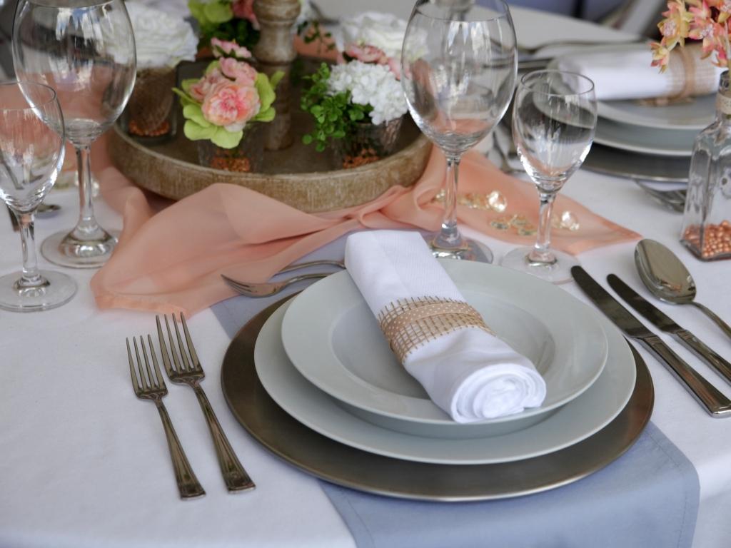 Nachhaltige Hochzeit mit Blumentöpfen als Tischendeko