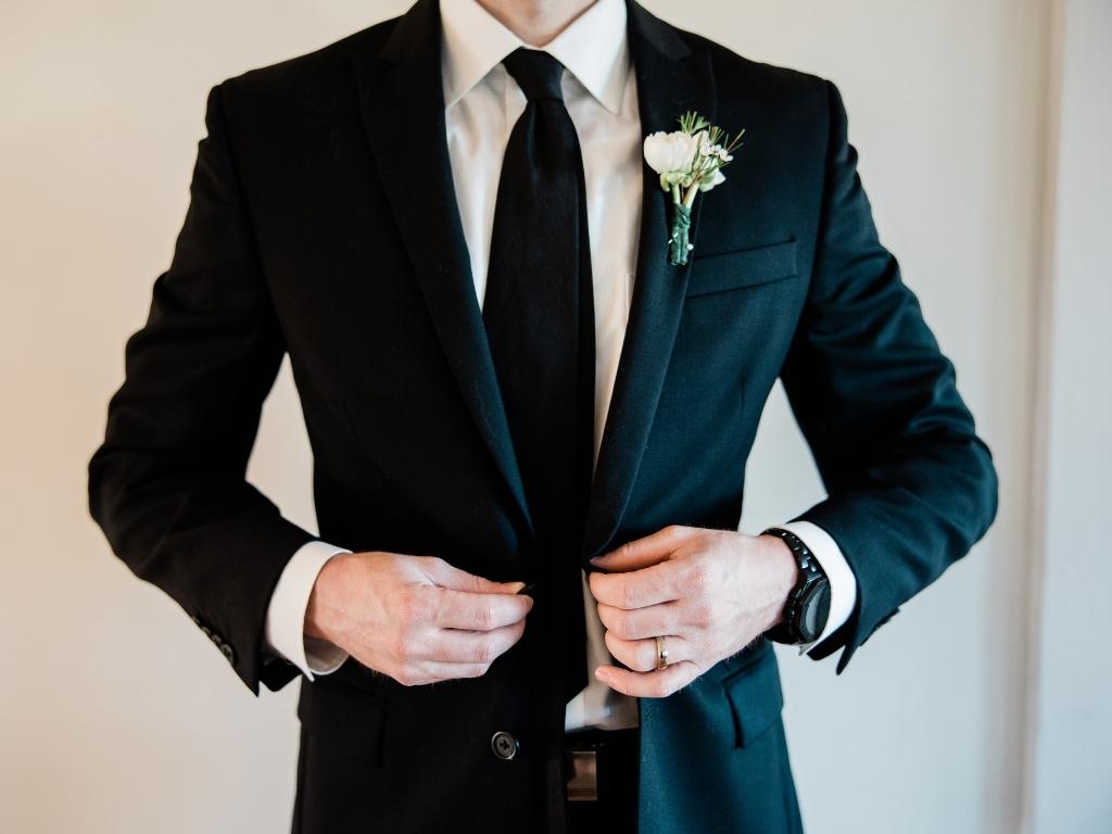 Nachhaltig Hochzeit mit einem nachhaltigen Hochzeitsanzug für den Bräutigam