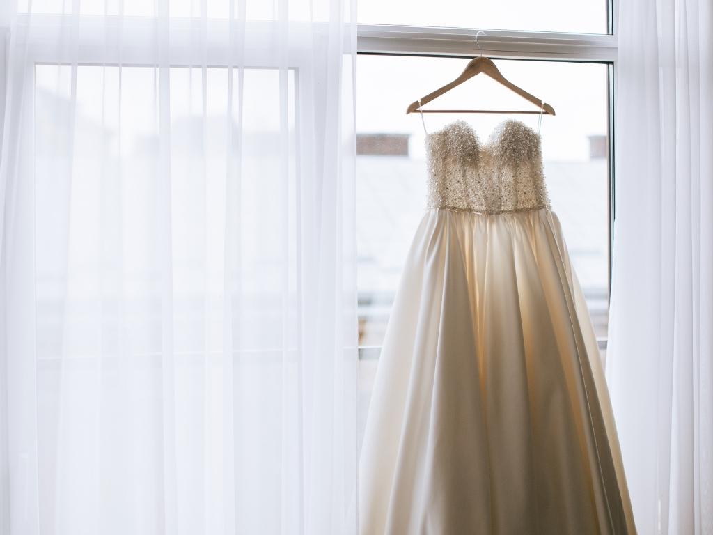 Checkliste für Hochzeitsfotos - Brautkleid im Fenster