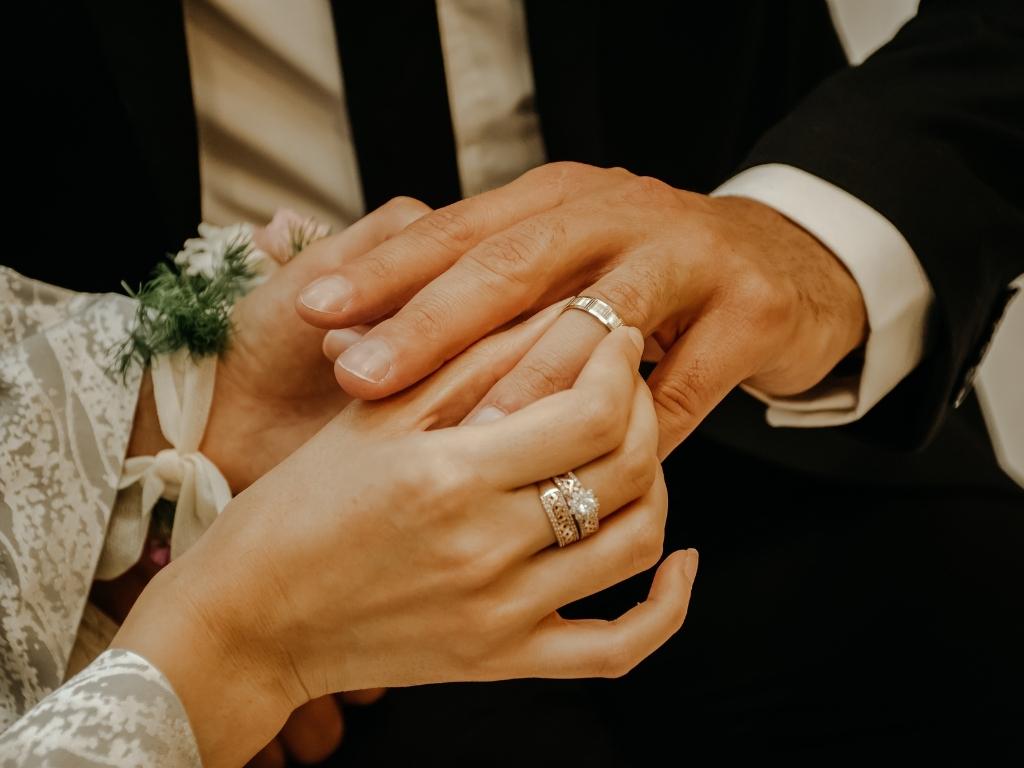 Checkliste für Hochzeitsfotos - Eheringe anstecken