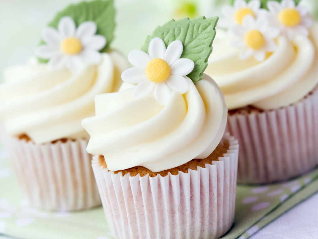 Hochzeitstrends 2023 - Cupcakes mit echten Blumen