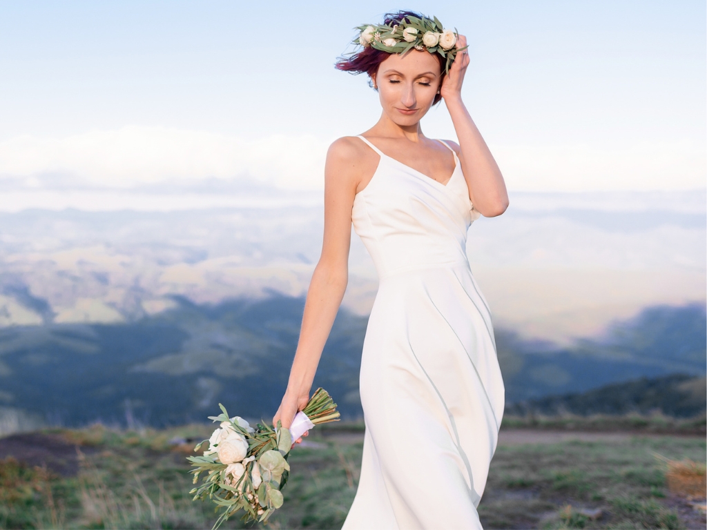 Hochzeitstrends 2023 - Brautkleider im clean-chic Stil