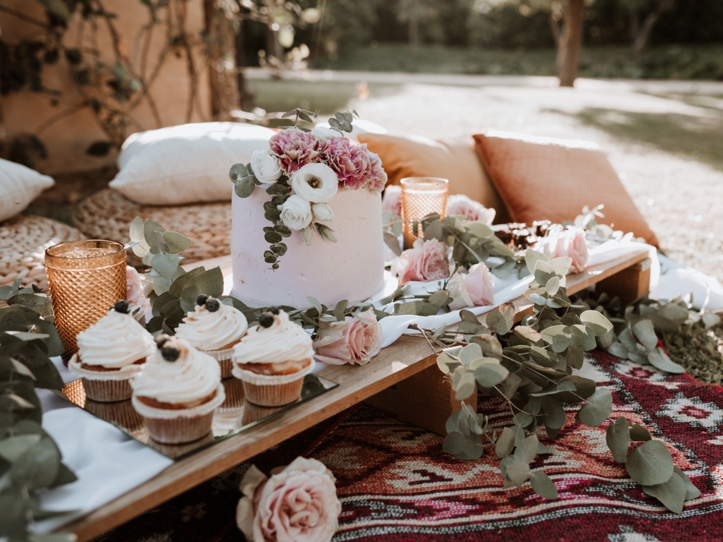 Hochzeitstrends 2023 - Echte Blumen auf der Hochzeitstorte