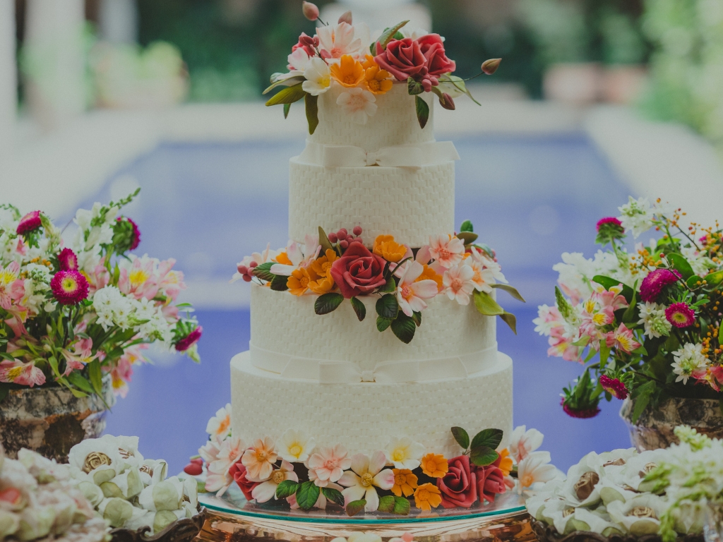 Hochzeitstrends 2023 - Zuckerblumen auf der Hochzeitstorte