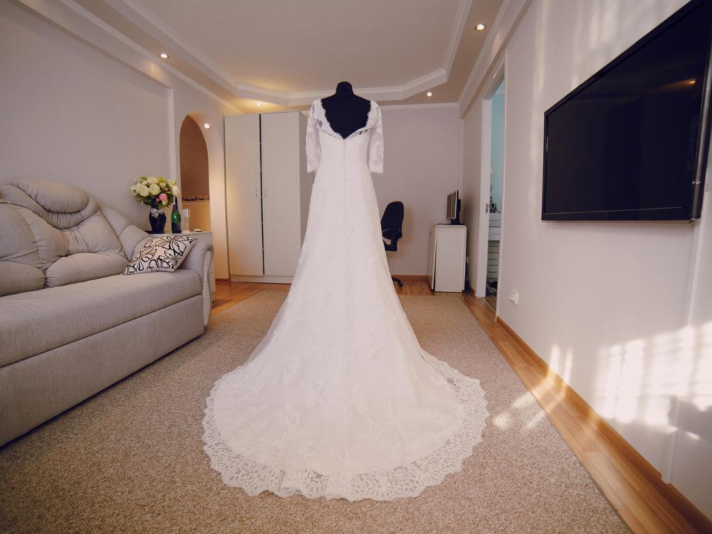 Brautkleid nach der Hochzeit auf einer Schneiderpuppe aufbewahren