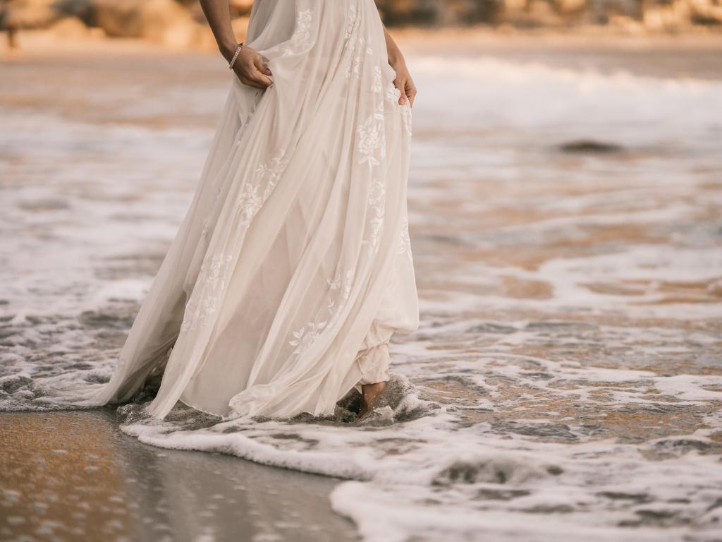 Brautkleid nach der Hochzeit beim Trash the Dress Shooting tragen