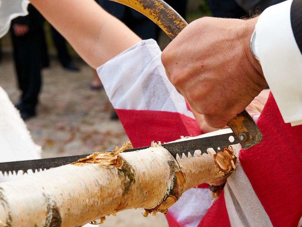 Hochzeitsbräuche aus Deutschland - Baumstamm zersägen