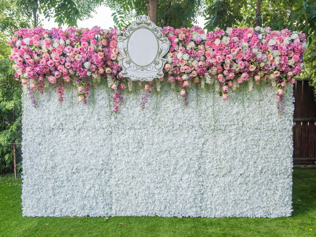 Hochzeitstrends 2024 - Wedding Wall mit Blumen