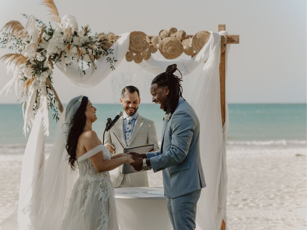 Außergewöhnlich heiraten zu zweit am Strand