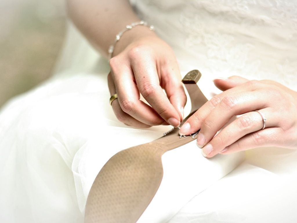 Mit umsichtiger Hochzeitsplanung können dir gebrochene Absätze oder geplatzte Nähte bei der Trauung nichts anhaben.