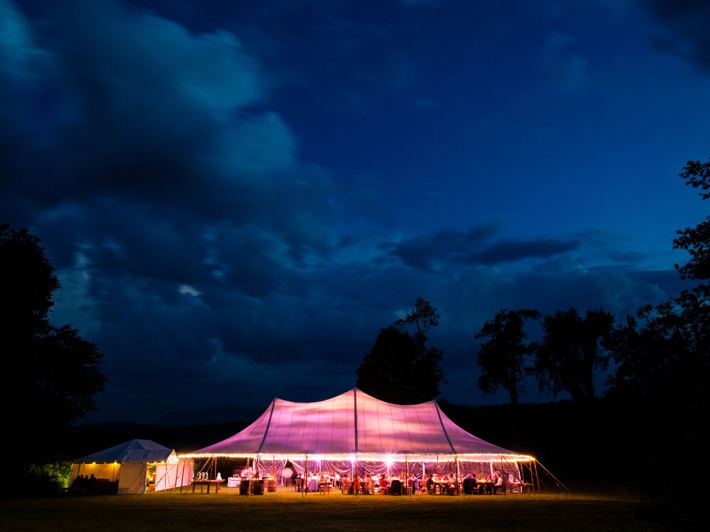 Die Outdoor Hochzeitsfeier findet bei Regen einfach im Partyzelt statt.