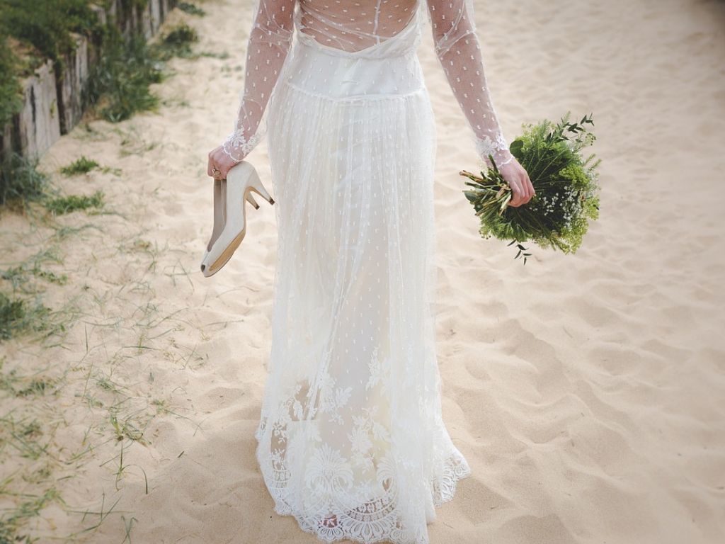 Als Braut barfuß durch den Sand zur Trauung am Strand? Mache dir bei deiner eigenen Hochzeitsplanung Gedanken zu jedem Schritt vor und nach der Trauung.