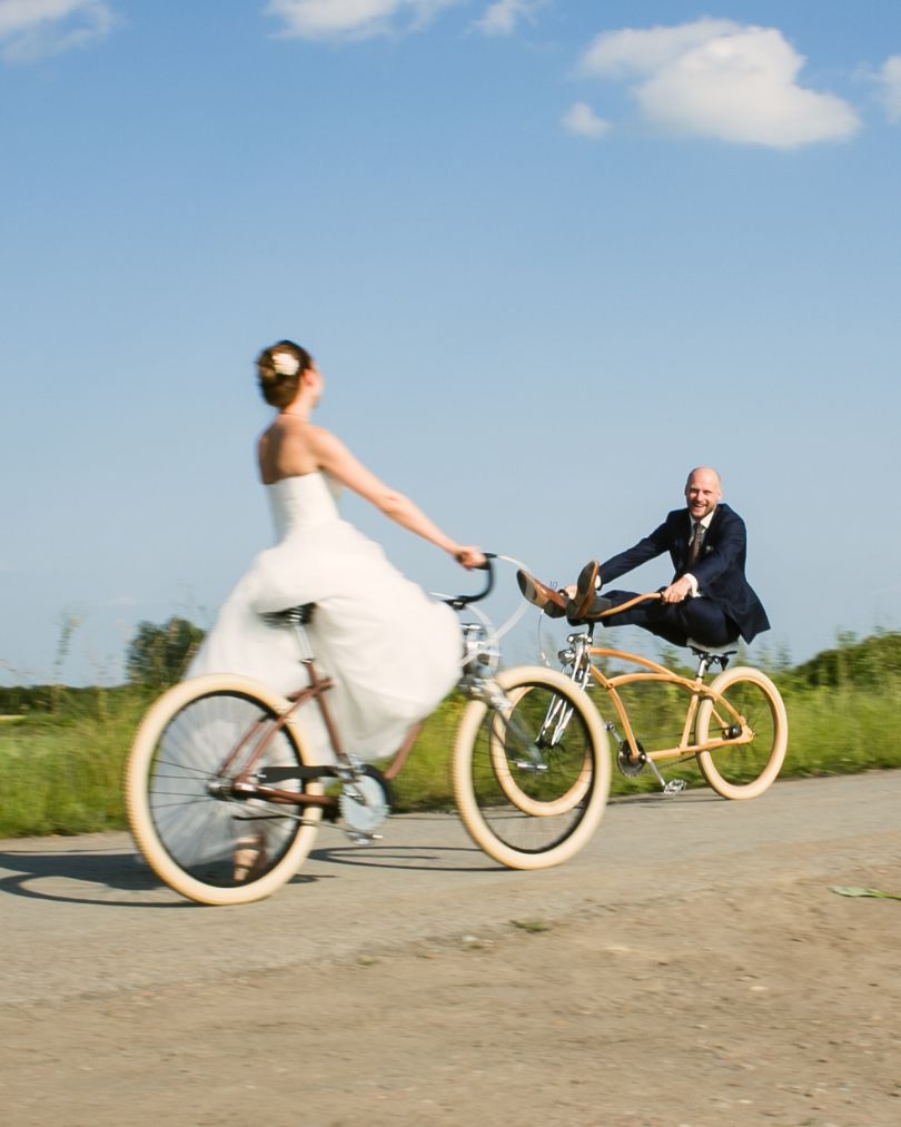 Beispielfoto Brautpaar auf dem Fahrrad