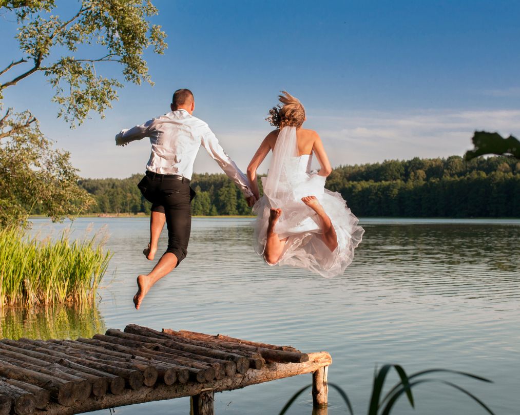 Verrückte Hochzeitsbilder Beispielfoto Brautpaar springt in einen See
