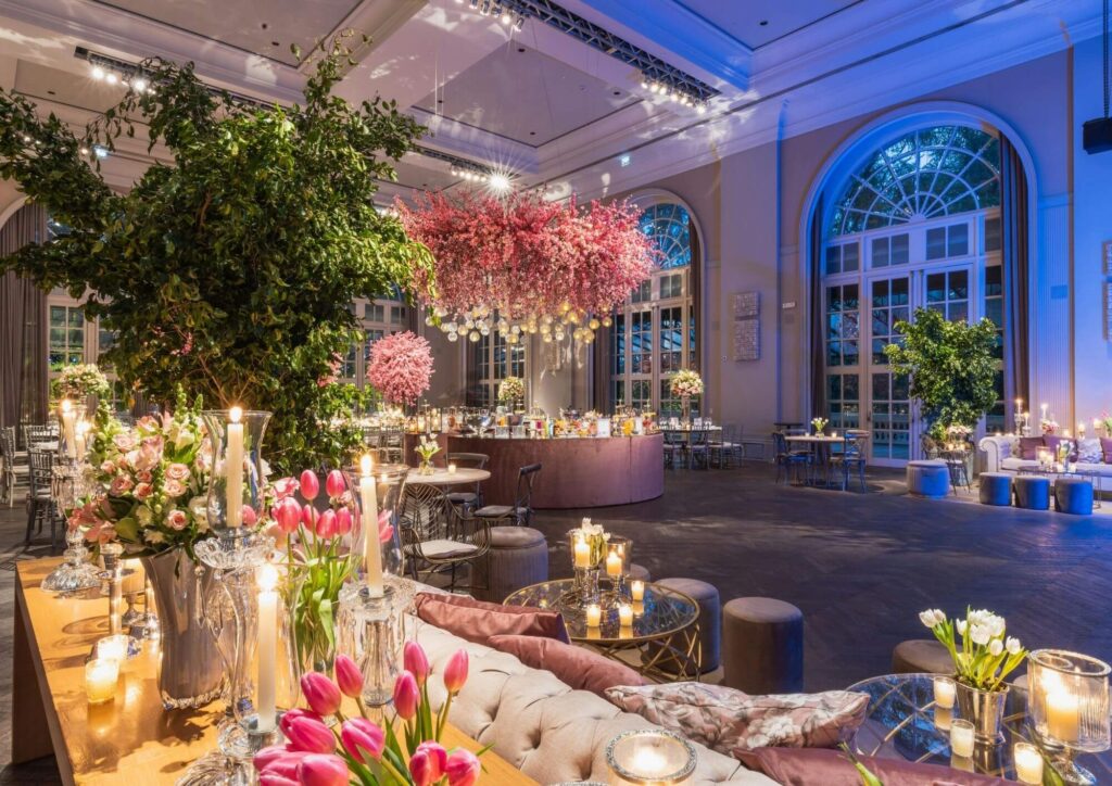 Hochzeitstrends 2026: bunte Blumenarrangements