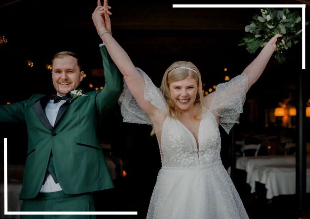 Checkliste Hochzeit: Glückliches Brautpaar feiert (Foto von Anne Mönch)