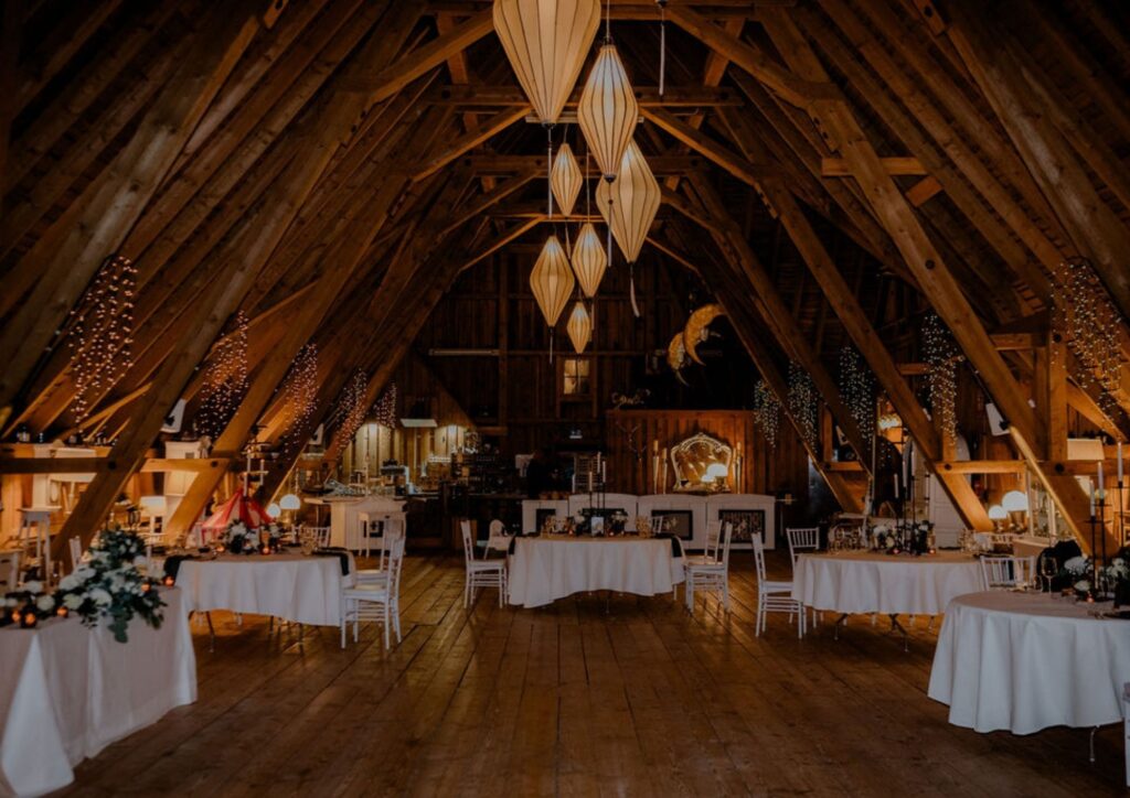 Checkliste Hochzeit: Stilvoll dekorierte Hochzeitslocation (Foto von Anne Mönch)