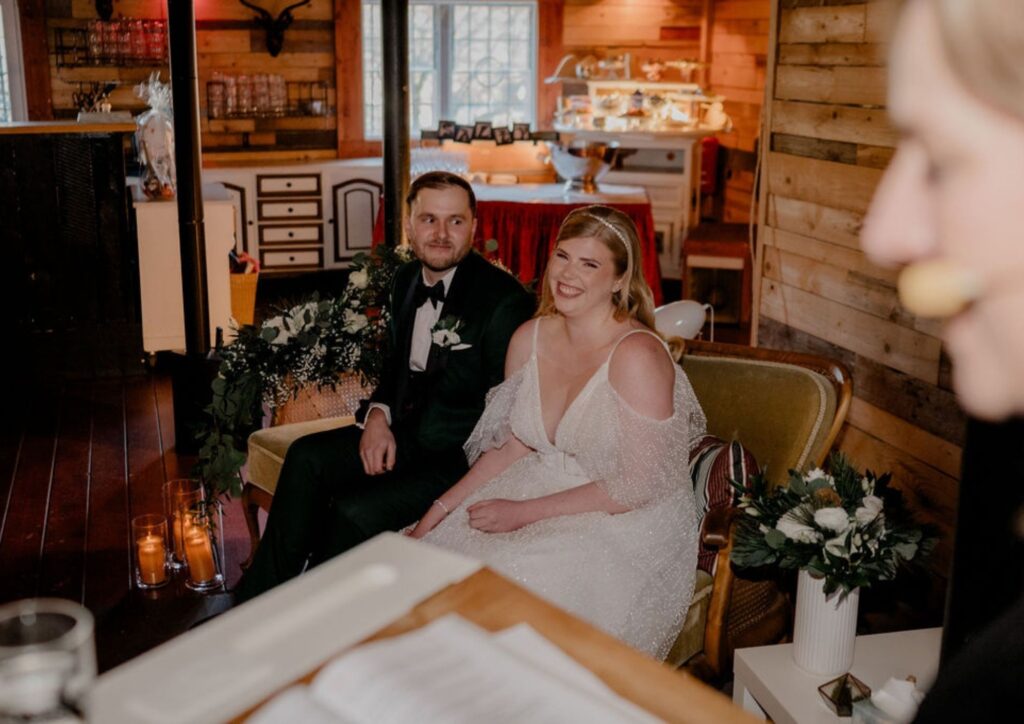 Checkliste Hochzeit: Entspanntes Brautpaar bei der Trauung