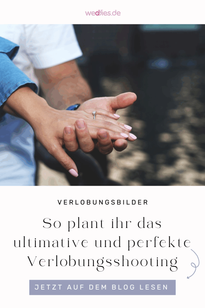 Paar hält Händchen und zeigt Verlobungsring 