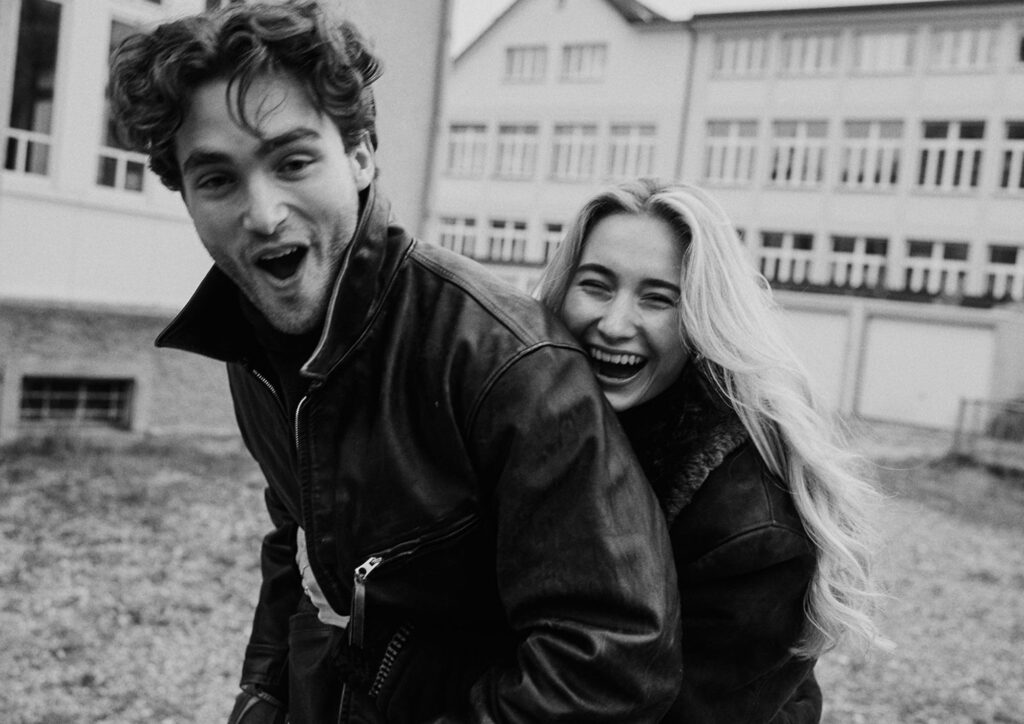 Lachendes verlobtes Paar in einer urbanen Umgebung