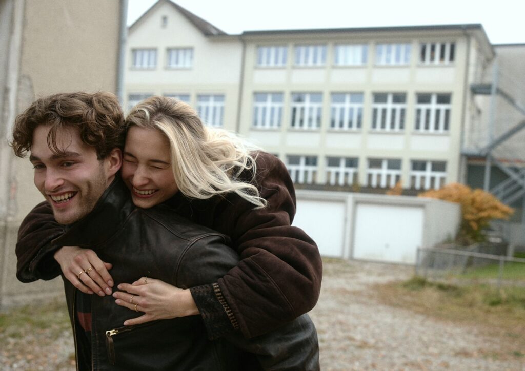 Paar trägt sich huckepack durch eine Stadt