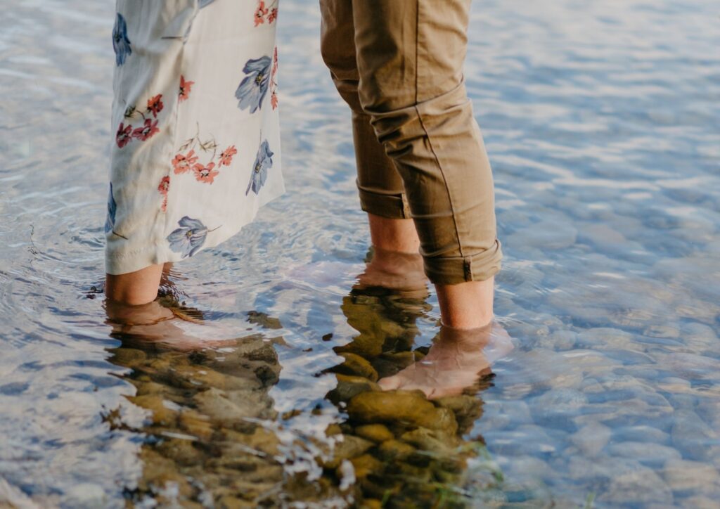 Paar steht mit den Füßen im See