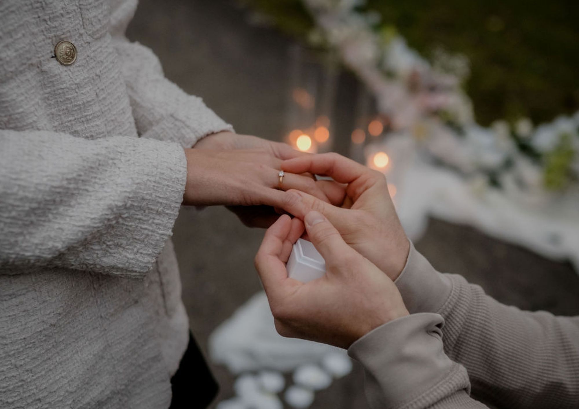 Verlobungsshooting: Mann steckt seiner Partnerin einen Verlobungsring an den Finger (Foto von Anne Mönch)