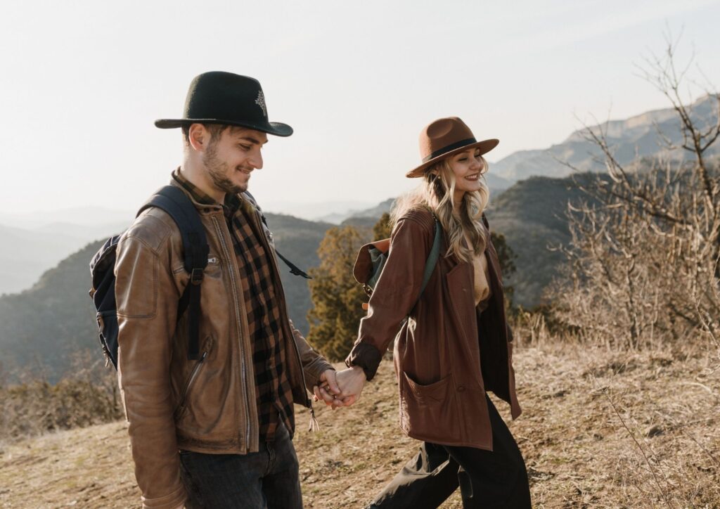 Paar mit Hüten beim Wandern
