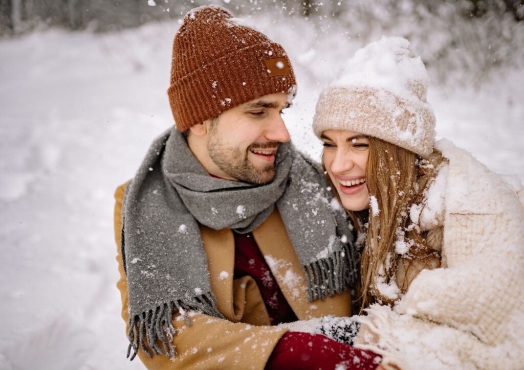 Paar umarmt sich im Schnee