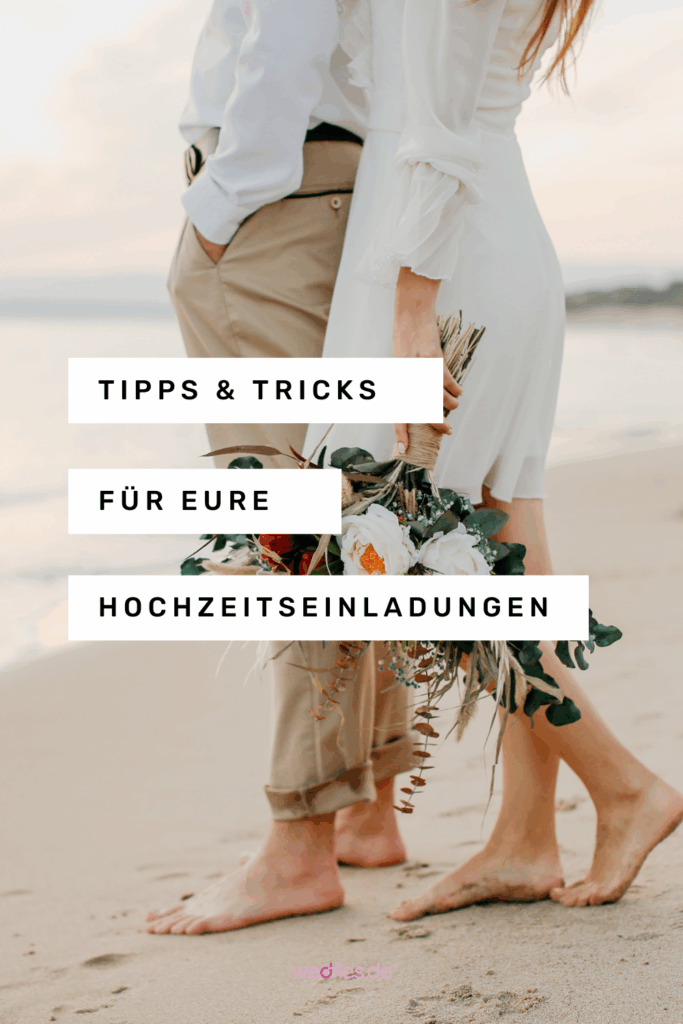 Brautpaar am Strand mit Brautstrauß Text Tipps & Tricks für eure Hochzeitseinladungen