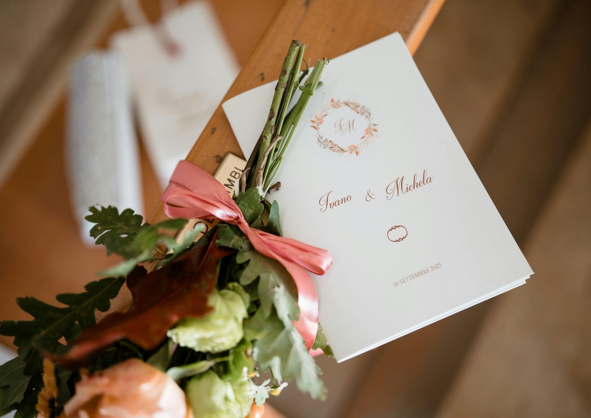 Elegante Hochzeitskarte mit Blumenstrauß – Inspiration für digitale Hochzeitseinladungen