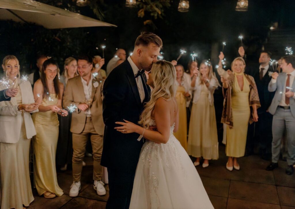 Brautpaar feiert mit Gästen am Abend – Inspiration für digitale Hochzeitseinladungen