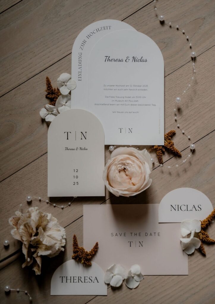Elegante Hochzeitskarte mit Save-the-Date im modernen Design