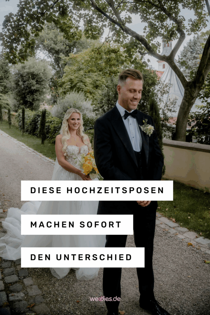 Braut steht hinter Bräutigam für den first Look.