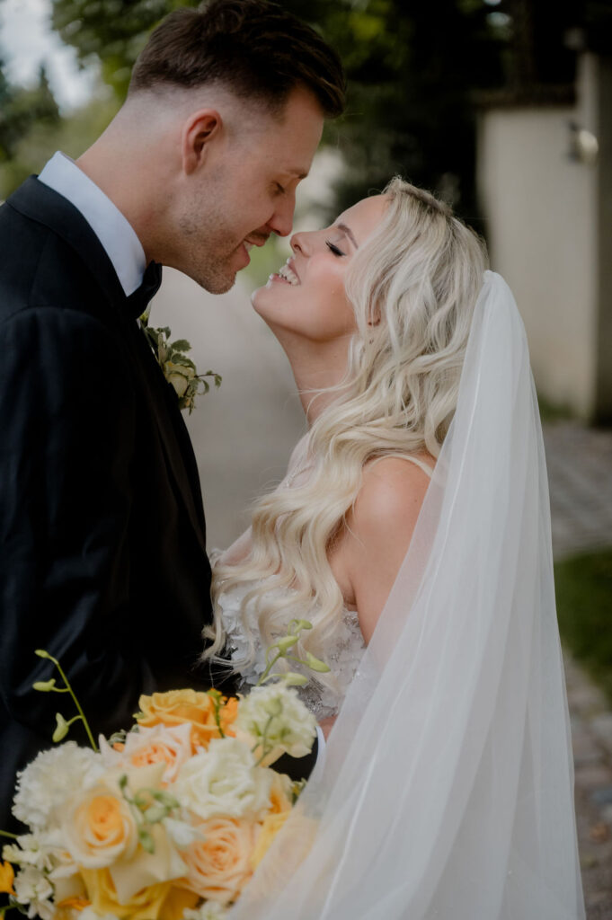 Brautpaar steht sich sehr nah gegenüber und küsst sich fast