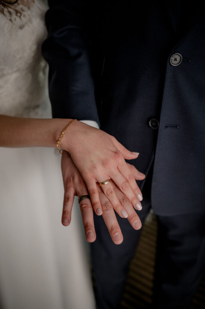 Nahaufnahme der Hände mit den Eheringen